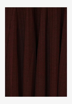 Struktureret stof i dyb maroon med vertikale ribbede mønstre, som udviser en subtil glans og en blød, let grov tekstur.