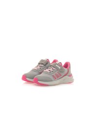 Zapatillas deportivas grises y rosas con parte superior de malla, cuello acolchado y correa de sujeción. Presentan suelas texturizadas y acentos en rosa contrastante.