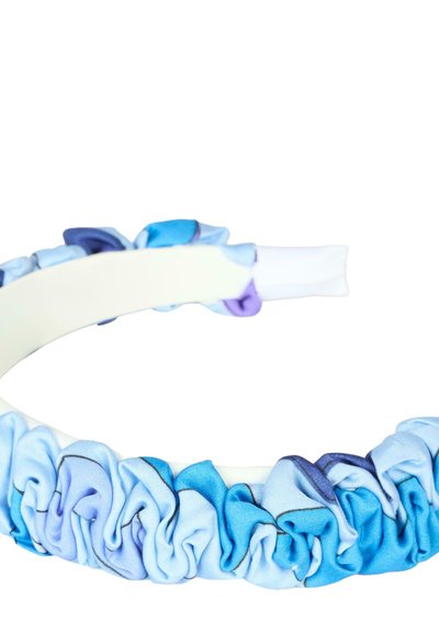 Bandeau en tissu avec un design élastique froncé dans des nuances de bleu, présentant un intérieur lisse blanc et une texture douce.