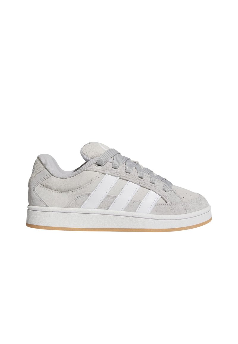 Grå semsket sneakers med hvite lærstriper, rund tå, grå snøringer og en såle av gummigummi. Teksturert overflate med perforert detaljering.