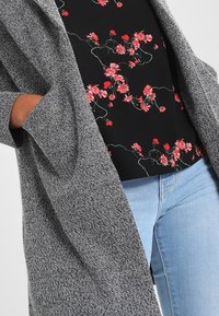 Vero Moda Kort kappa / rock - mottled light grey