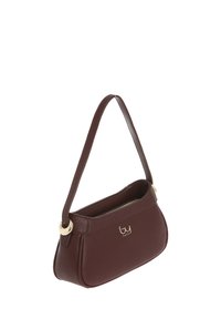 Borsa a mano in pelle marrone con una texture liscia, forma curva e un accento circolare dorato sulla tracolla. Presenta una chiusura superiore con zip.