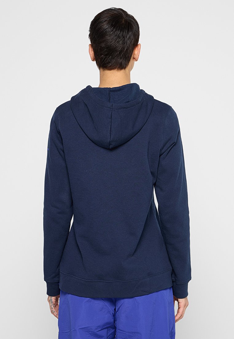 Felpa blu navy con cappuccio regolabile, materiale in cotone morbido, maniche lunghe e polsini a coste. La vista posteriore mette in evidenza una texture liscia.