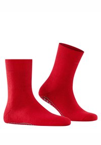 Calcetines tobilleros rojos hechos de tela acanalada, con puntos antideslizantes grises en las suelas para mejorar el agarre. Textura suave con un diseño ajustado.