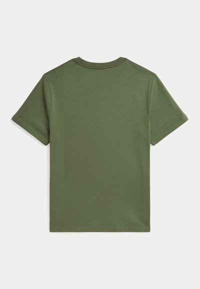 T-shirt de algodão verde-olive, mangas curtas, decote redondo, textura suave, sem padrões ou gráficos, design limpo e simples.