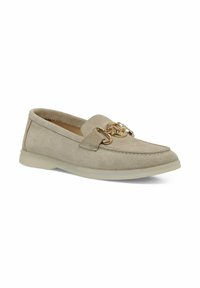 Mocasines de ante beige con punta redondeada, acentos de hardware en tono dorado y una suela blanda y flexible para mayor comodidad. Acabado texturizado en toda su superficie.