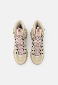 Beige High-Top-Sneaker mit pinkfarbenen Schnürsenkeln, strukturiertem Leder und robusten Sohlen. Verfügen über auffällige Nähte und Mesh-Akzente für Atmungsaktivität.