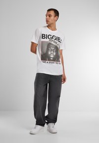 Mister Tee BIGGIE CROWN TEE - Print T-shirt - white