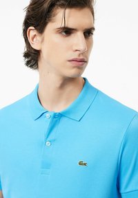 Lacoste Piké - bleu iy