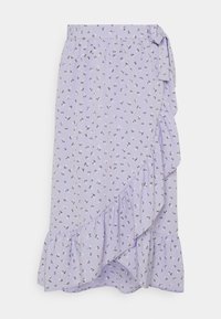 Laventelihame, joka on valmistettu kevyestä kankaasta, jossa on kukkakuosi, röyhelöhelma, kietaisumalli ja solmukoriste vyötäröllä.