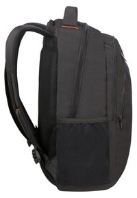 Zaino nero con tessuto testurizzato, tasca laterale in rete, doppie cerniere e spallacci imbottiti. Vista laterale.