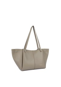Sac fourre-tout beige en matière texturée avec deux poignées, présentant un design minimaliste et un logo doré sur le devant.