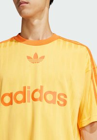adidas Originals ADICOLOR - Print T-shirt - real gold