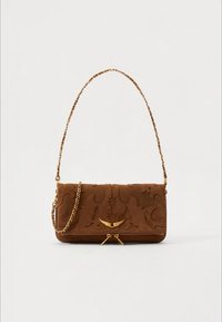 Braune Wildleder-Clutch mit geprägtem Blumendesign, goldfarbenem Kettenriemen und einem markanten goldfarbenen Akzent auf der Vorderseite.