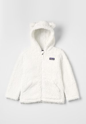 Hvit fleece-hettegenser med bjørnoverører. Har glidelås foran, to frontlommer og et mykt, teksturert stoff. Patagonia-logoen er synlig.