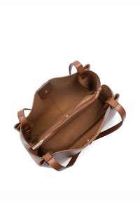 Borsa a mano in pelle marrone con interno spazioso, fodera morbida, tasca con zip e doppi manici in pelle. Esterno testurizzato con accenti lisci.