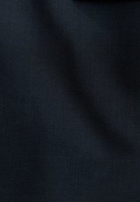 Dunkelblauer Stoff mit glatter Textur und leichtem Glanz, zeigt eine einheitliche und minimal gemusterte Oberfläche. Weiches und leichtes Material.