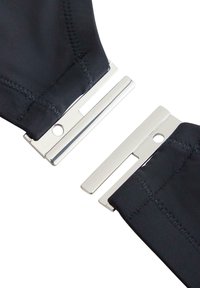 Černé látkové popruhy se stříbrnými kovovými sponami, které mají elegantní, plochý design a šité okraje pro zvýšení odolnosti. Rozměry nejsou specifikovány.