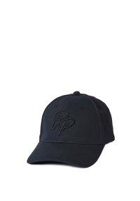 Gorra de béisbol negra hecha de tela con visera curva. Presenta un logo bordado en la parte delantera y detalles cosidos en los paneles.