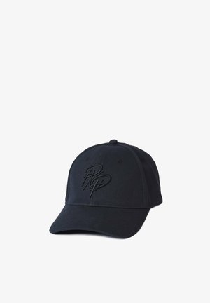 Gorra de béisbol negra hecha de tela con visera curva. Presenta un logo bordado en la parte delantera y detalles cosidos en los paneles.
