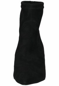 Czarne zamszowe botki za kostkę o dopasowanym kroju i zaokrąglonym nosku. Zauważalne detale przeszycia wzdłuż górnej krawędzi i boku.