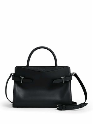 Borsa a mano in pelle nera con un design strutturato, manico arrotondato, tracolla removibile e dettagli in metallo di color argento. Texture liscia con curve sottili.