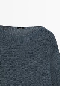 Maglione lavorato a maglia di colore grigio scuro con scollatura rotonda e etichetta Massimo Dutti visibile sul colletto posteriore.