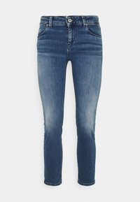 Vaqueros de mezclilla azul oscuro con un diseño ajustado, que cuentan con un cierre de botón, cinco bolsillos y un degradado distintivo a lo largo de los muslos.