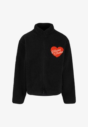 Schwarze Fleecejacke mit Reißverschluss, mit einem roten Herzdesign und "Market Studios" in Weiß gestickt. Weicher Stoff überall.