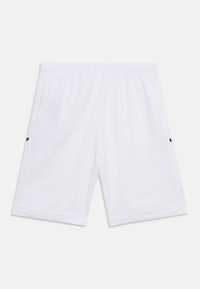 Λευκά αθλητικά σορτς με ελαστική μέση και πλαϊνές τσέπες, με διακριτικές μαύρες λεπτομέρειες στις εξωτερικές πλευρές.