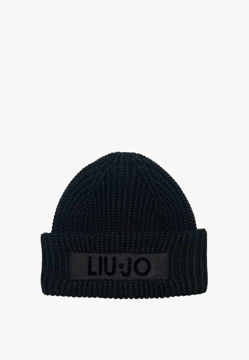Berretto di lana nero lavorato a maglia con texture a coste e risvolto, che mostra un'etichetta nera con la scritta "LIU.JO" in caratteri in grassetto.