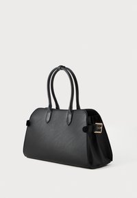 Czarna torebka z gładkiej skóry, o zaokrąglonym kształcie, z dwoma uchwytami oraz złotym zapięciem po jednej stronie.