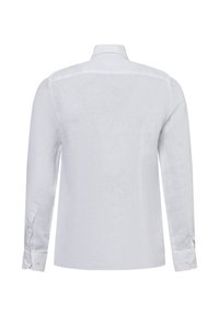 Langärmliges weißes Leinenhemd mit Button-Down-Kragen, das eine schlichte Textur und Knopfverschlüsse an den Manschetten aufweist.