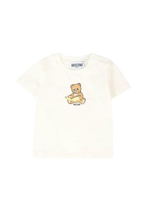 Biała bawełniana koszulka dla niemowląt z krótkim rękawem, z brązowym nadrukiem misia trzymającego książkę oraz napisem "MOSCHINO" poniżej.