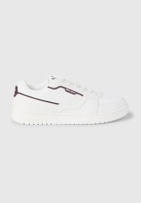 Białe sportowe sneakersy wykonane z teksturowanego materiału syntetycznego, z bordowym paskiem akcentującym, perforowanymi detalami i płaską podeszwą.