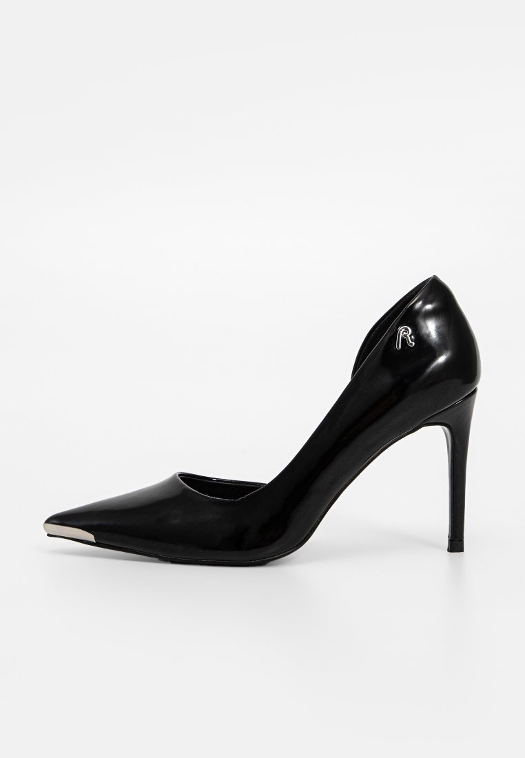 Schwarzer Lackleder-High-Heel-Schuh mit spitzem Zeh, silbernem Akzent an der Spitze und schlanker Silhouette. Besitzt ein markiertes Logo an der Seite.
