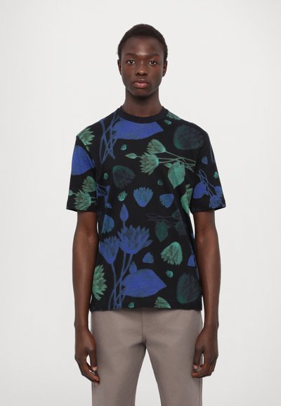 Tricou cu mânecă scurtă din material negru, având un design floral multicolor în nuanțe de albastru și verde. Croială dreaptă cu guler rotund.