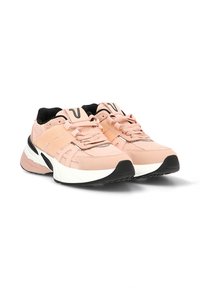 Zapatillas deportivas rosas con parte superior de malla, puntera redondeada y entresuela blanca en contraste. Cuerdas, relleno suave y patrones texturizados en los laterales.