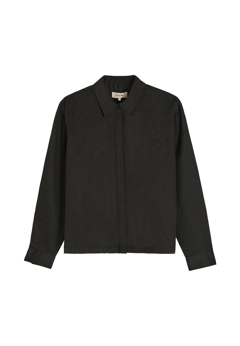 Czarna koszula z długim rękawem, z klasycznym kołnierzykiem, z subtelnym wzorem w kropki, teksturowanym materiałem i prostym krojem. Z przodu zapięcie na guziki.
