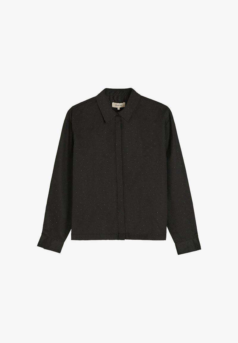 Czarna koszula z długim rękawem, z klasycznym kołnierzykiem, z subtelnym wzorem w kropki, teksturowanym materiałem i prostym krojem. Z przodu zapięcie na guziki.