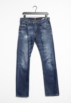 Blauwe vervaagde spijkerbroek hangend aan een zwarte hanger, met voorzakken, riemlussen en knoopsluiting.