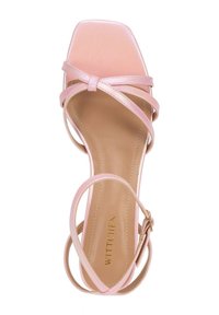 Roze hoge hak sandalen met een vierkante neus, kruislings ontwerp en een gladde leren afwerking. De binnenzool heeft een gouden logo.