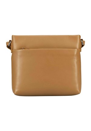 Sac bandoulière en cuir marron clair avec poche zippée à l’avant, coutures minimales et sangle réglable avec boucles métalliques.