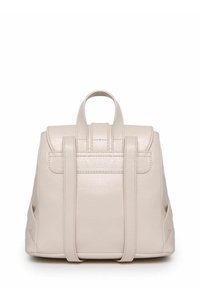 Jasno-beżowy skórzany plecak z zaokrągloną górą, podwójnymi regulowanymi ramiączkami i uchwytem na górze. Posiada delikatne detale przeszycia po bokach.