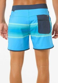 Pantaloni da bagno blu con un motivo a gradiente dal blu chiaro al blu scuro, dotati di una cintura solida blu navy e di una tasca sul retro con patta.