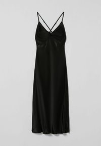 Svart satinspetsklänning med justerbara tunna band, med ett samlat byst och en flödande kjoldesign. Slät textur och mittlängd.