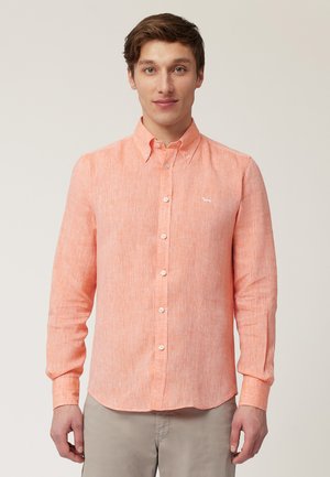 Lichtoranje langemouwen overhemd met knopen van een textuurstof; heeft een button-down kraag en een klein wit logo op de borst.