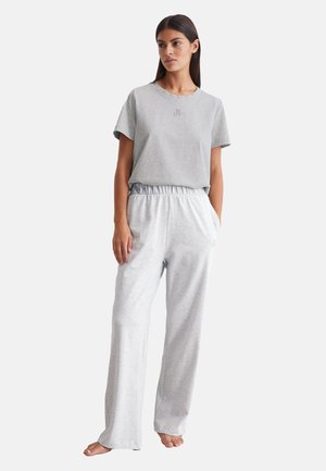 Graues Loungeset mit einem Kurzarmoberteil und elastischen Hosen. Weicher Stoff, lockere Passform, mit Logodetails auf dem Shirt und den Hosen.