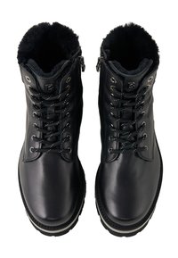 Sorte læderankelstøvler med syntetisk pelsfor, der har snørelukning foran, lynlåse på siden og sølvfarvede metaldele. Glat og holdbar tekstur.