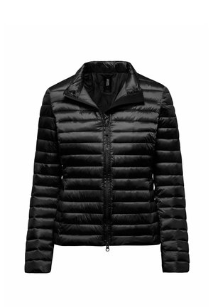 Zwarte lichtgewicht doorgestikte pufferjas met volledige voorsluiting, hoge kraag en lange mouwen op een witte achtergrond.